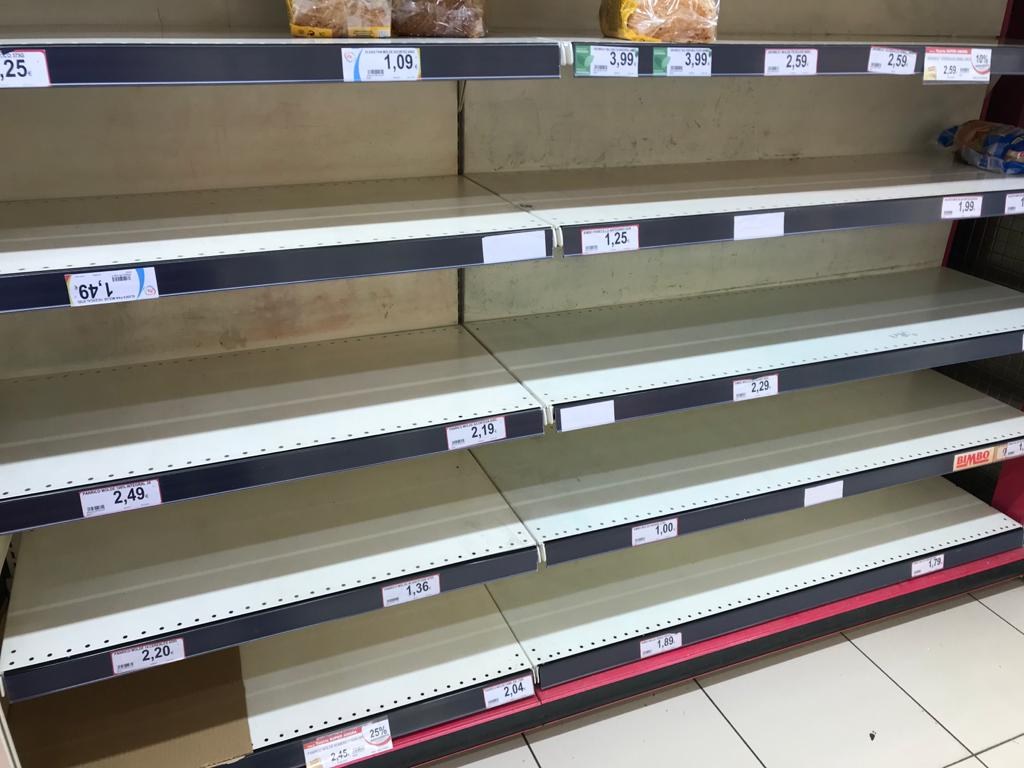 Leere Supermarktregale in einer Reihe ohne Essen