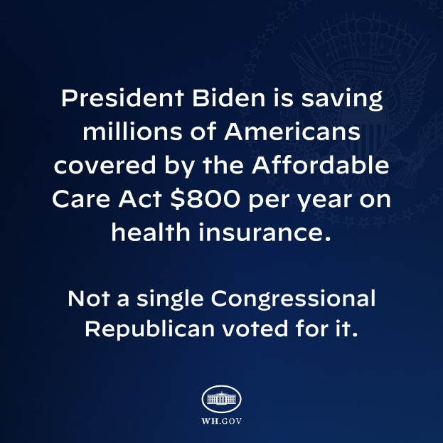Blauer Hintergrund mit weißer Schrift und einem Logo, auf dem steht: "Präsident Biden spart Millionen von Amerikanern, die von der Affordable Care Act versichert sind, jährlich $800 an Krankenversicherung."