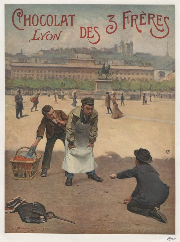 Plakatwerbung für 'Chocolat des 3 Freres Lyon' mit Menschen, einem Obstkorb, Gebäuden, Bäumen, einer Statue und einem klaren blauen Himmel.