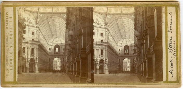 Schwarz-weißes Innenbild eines Gebäudes mit Bögen, Säulen, Fenstern und Dach, als Bibliothek identifiziert durch Text auf dem Foto.