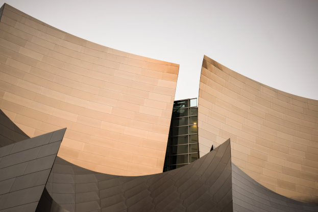 Modernes Konzerthaus in Los Angeles mit Glasfenstern und einem klaren blauen Himmel als Hintergrund.