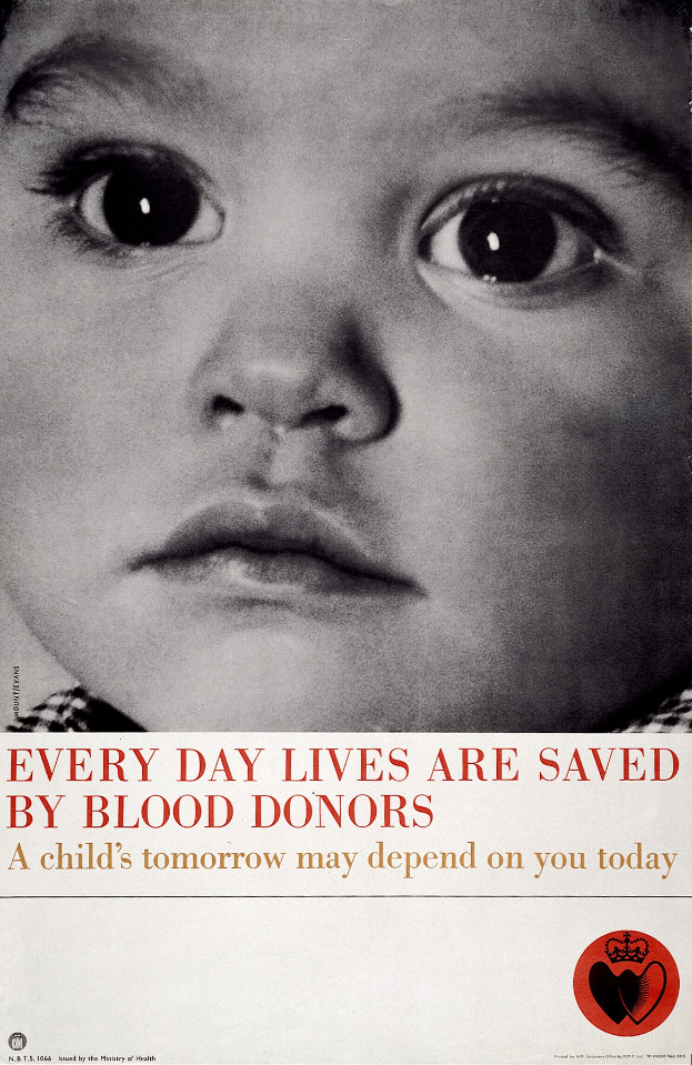 Ein Plakat mit dem Bild eines traurigen Kindergesichts und der Aufschrift "Jeden Tag rettet Blutspenden Leben" in fetter, schwarzer Schrift.