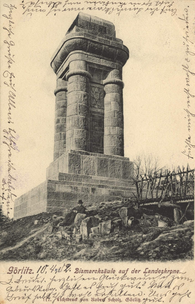Schwarz-weiß-Postkarte mit einer Zeichnung des Bismarck-Denkmals auf der Landeskrone, umgeben von Bäumen und Felsen, mit dem Text "Bismarcksäule auf der Landeskrone" unten.