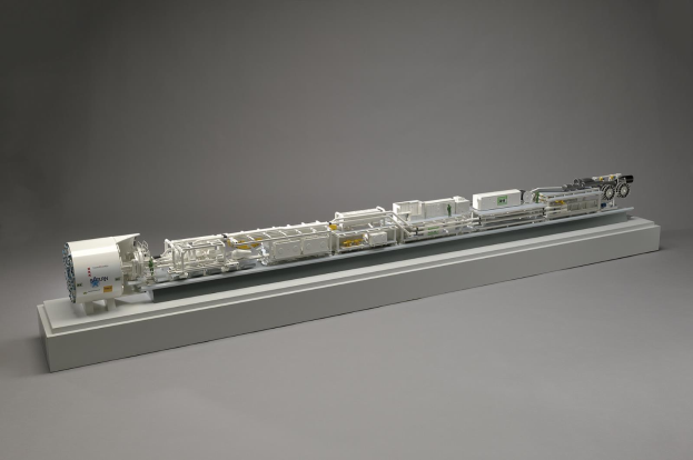 Ein detailliertes Modell eines Wasserstoff-Brennstoffzellensystems, das interconnected Components wie einen Kraftstofftank, ein Filter und einen Injektor auf einer weißen Oberfläche zeigt.