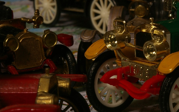 Automobilmodelle auf einer Oberfläche angeordnet.
