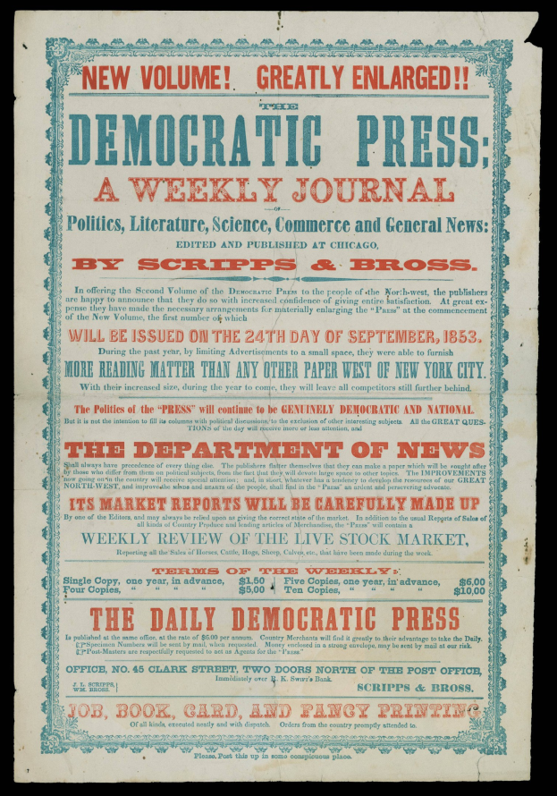 Zeitung mit dem Text "Demokratische Presse: Eine Wochenzeitung" aufgedruckt, vor schwarzem Hintergrund.
