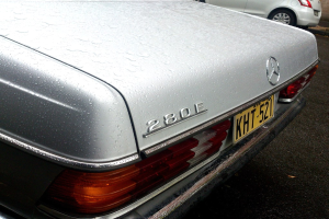 Mercedes-Benz-Logo auf einem Fahrzeug auf der Straße mit einem anderen Fahrzeug daneben.