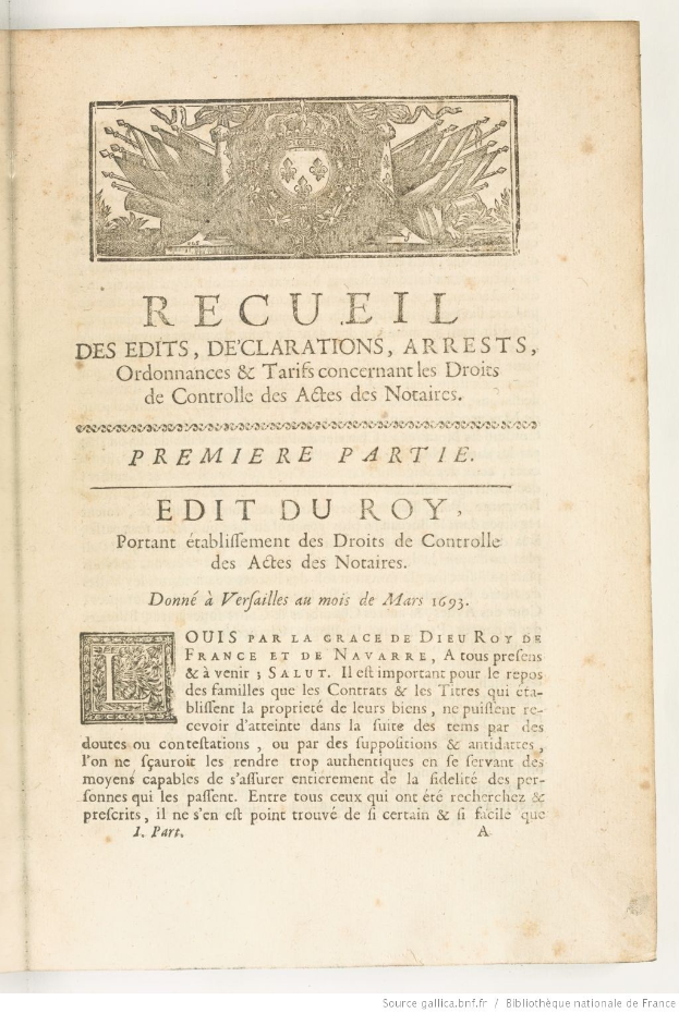 Eine Schwarz-Weiß-Illustration eines offenen Buches mit dem Titel "Recueil des Edits, Declarations, Arrests, Ordinances & Tarifs Concentrantes des Droits de Controlles des Actes des Notaires", veröffentlicht 1793.