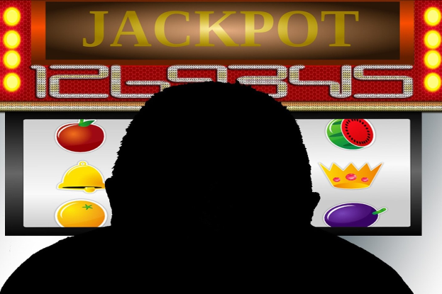 Ein Mann spielt an einem Spielautomaten mit der Anzeige "Jackpot", umgeben von einer Tafel mit Text und Obstbildern, die auf ein Online-Casinospiel hinweist.