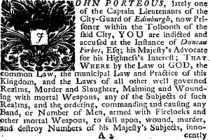 Ein Schwarz-Weiß-Bild eines Mannes im Anzug und Krawatte mit Text und einem Design auf dem Papier, das lautet: "John Porteous, Recently One of the Captain Lieutenant of the City-Guard of Edinburgh, now Pri-Foner within the Tolbooth of the Foner City, You are Indicted and Accused at the Infance of Duncan Forbes".
