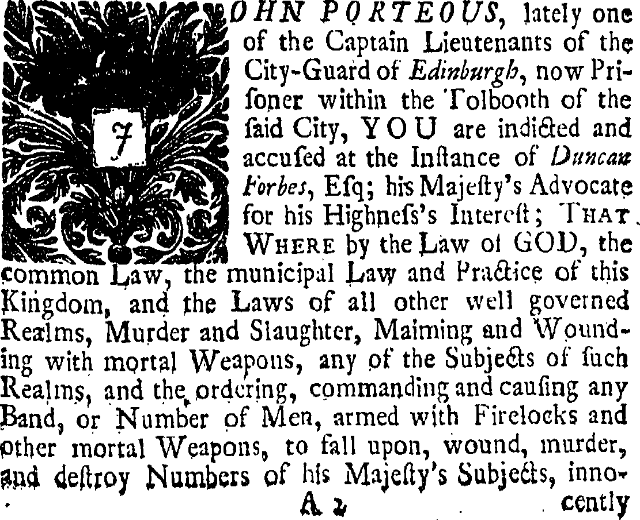 Ein Schwarz-Weiß-Bild eines Mannes im Anzug und Krawatte mit Text und einem Design auf dem Papier, das lautet: "John Porteous, Recently One of the Captain Lieutenant of the City-Guard of Edinburgh, now Pri-Foner within the Tolbooth of the Foner City, You are Indicted and Accused at the Infance of Duncan Forbes".