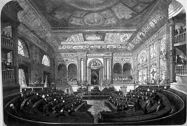Schwarzes und wei├čes Zeichnung eines gro├čen Auditoriums mit Menschen auf Stühlen, die diskutieren, mit detailreichen W├Ąnden und sichtbarem Dach.