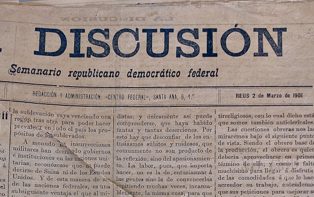 Gelblicher Zeitungsausschnitt mit schwarzer Tinte, ├ťberschrift "Semanario Rep├║blicano Democr├ítico Federal", mit dem Wort "Diskussion" und leichten Knittern.