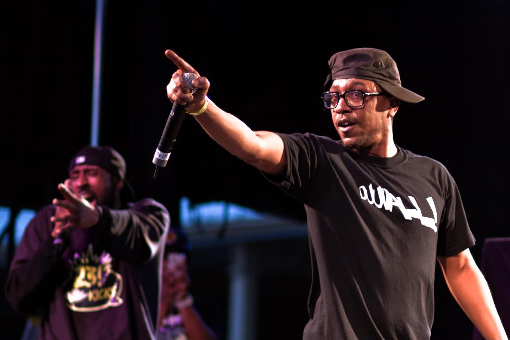 Zwei Personen, eine hält ein Mikrofon und die andere singt.