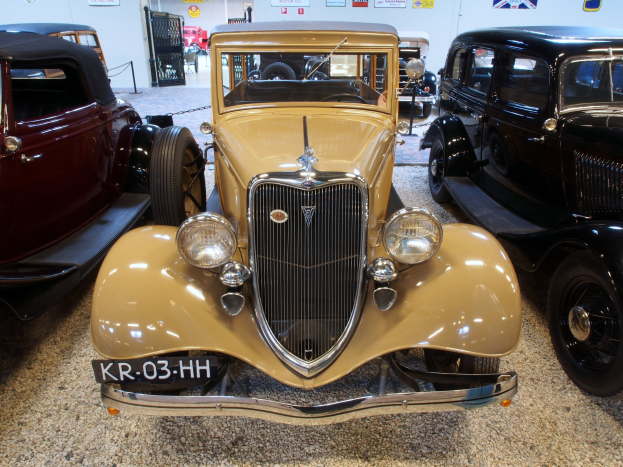 Eine Sammlung von Oldtimern in einem Museum.